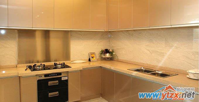 厨房<a href='http://www.ytzx.net/category/list-32.html' target='_blank'><u>风水</u></a>格局，一个炉灶为中心，其他家具为辅